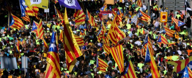 Referendum Catalogna, sospesa la legge su indipendenza su ordine della Corte costituzionale. Sequestrate anche le urne