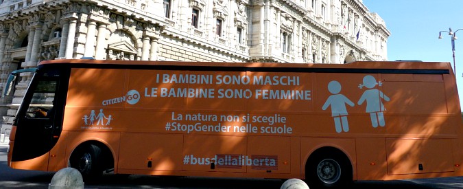 Copertina di Stop Gender, parte in tour il Bus della libertà: “Difendiamo i nostri figli dalla confusione voluta dall’ideologia lgbt”