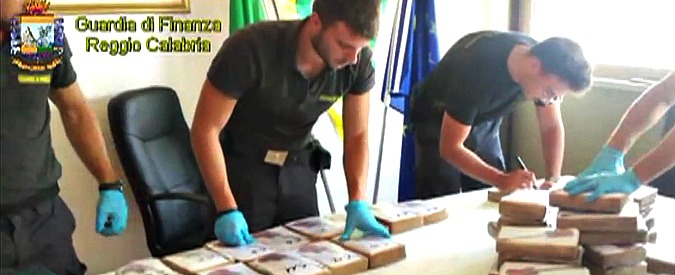 Copertina di Reggio Calabria, cocaina dentro borsoni e trolley: sequestrati 218 chili di droga al porto di Gioia Tauro