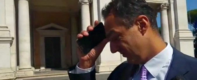 Copertina di Raggi, il silenzio di De Vito. Di Biase (PD) attacca: “Codice etico M5S modificato a uso e consumo della sindaca”