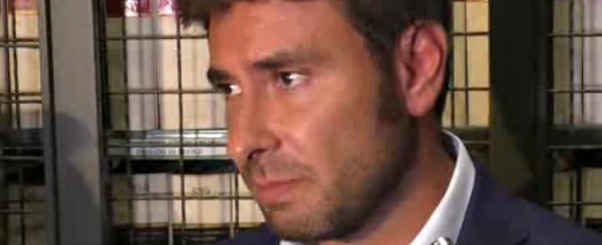 Copertina di Caso Regeni, Di Battista: “Cicchitto dice che fu omicidio ad orologeria. Gentiloni riferisca”