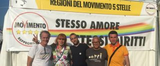 Copertina di Italia 5 stelle, tra gli stand anche lo striscione per i diritti gay: “Se M5s al governo si approverà la stepchild adoption”