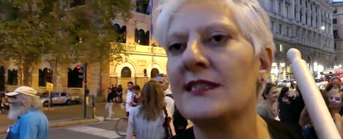 Copertina di Donne, lavoro e discriminazione. La storia di Elena: “Cacciata a 53 anni perché preferiscono ragazze giovani e sexy”