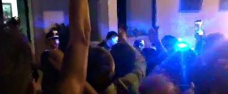 Copertina di Noemi Durini, il fidanzato esce dalla caserma e saluta la folla: carabinieri evitano il linciaggio