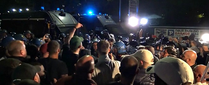 Copertina di Roma, “passeggiata per la sicurezza” di Forza Nuova: tensione tra manifestanti e polizia. Denunciati gli organizzatori