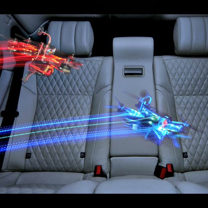 Copertina di Jaguar XJ gioca coi droni: la gara è mozzafiato – FOTO e VIDEO