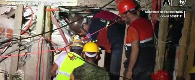Copertina di Terremoto Messico, si scava per salvare Frida, la bambina sepolta sotto le macerie della scuola: “Ha mosso le dita”