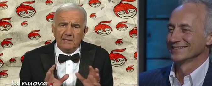 Copertina di Gene Gnocchi lancia il navigatore Tom Tom Travaglio: “Ti dice i lavori in corso e pure quanto è stato pagato di tangenti”