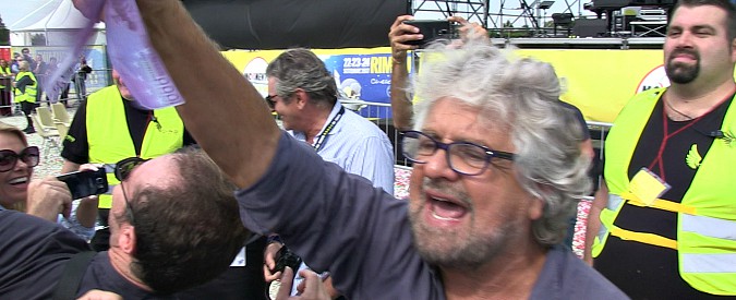 Copertina di Grillo ‘compra’ i giornalisti: “Adesso le domande le faccio io”. Con banconote false