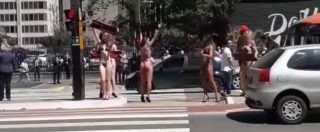 Copertina di Ragazze in bikini fanno pubblicità al semaforo. Ecco cosa succede all’automobilista per uno sguardo di troppo