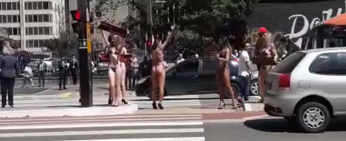 Copertina di Ragazze in bikini fanno pubblicità al semaforo. Ecco cosa succede all’automobilista per uno sguardo di troppo