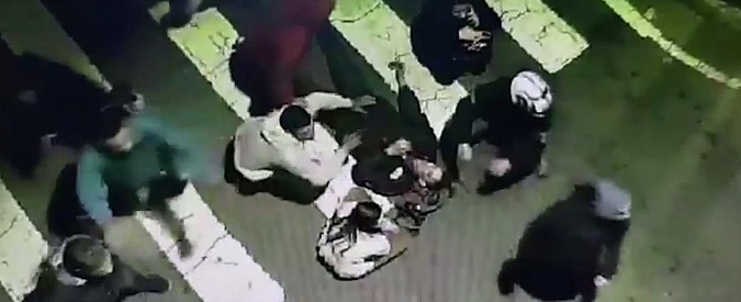 Copertina di L’auto pirata piomba sulla scena dell’incidente e uccide quattro giovani, la sequenza è agghiacciante