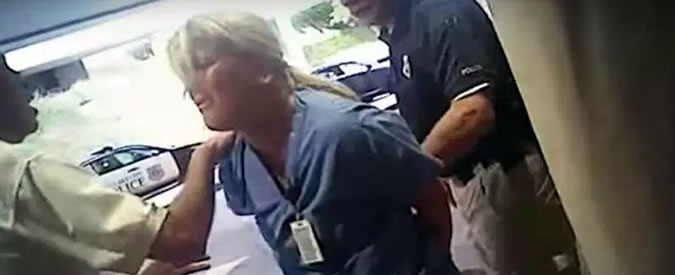 Copertina di Infermiera non preleva sangue a paziente incosciente: arrestata. Moore denuncia: “È l’America di Trump”
