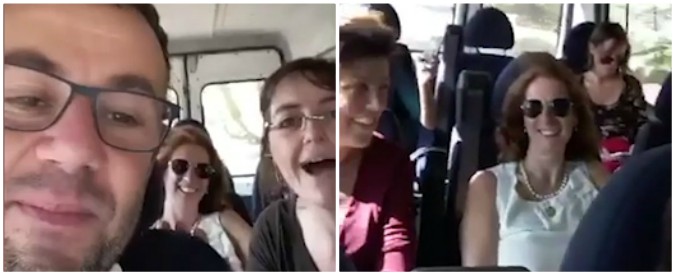 Copertina di Torino, gaffe dei consiglieri Pd e M5s in visita al campo nomadi: in pullman cantano “Io vagabondo”. Poi le scuse: “Una leggerezza”