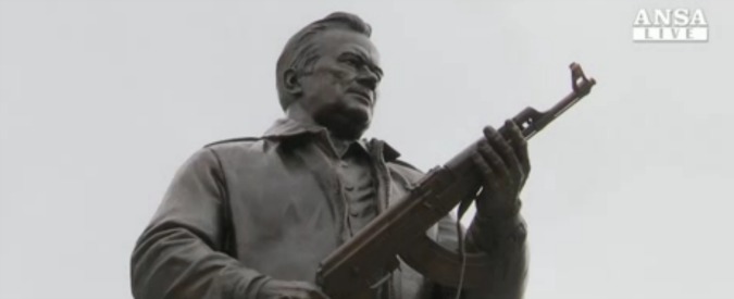 Copertina di A Mosca svelato enorme monumento a Kalashnikov: “Brand della nostra cultura”