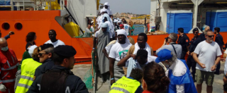 Copertina di Migranti, mezzo dietrofront del sindaco di Lampedusa: “Situazione tranquilla ma i tunisini hanno atteggiamento di sfida”