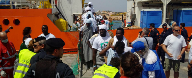 Migranti, mezzo dietrofront del sindaco di Lampedusa: “Situazione tranquilla ma i tunisini hanno atteggiamento di sfida”