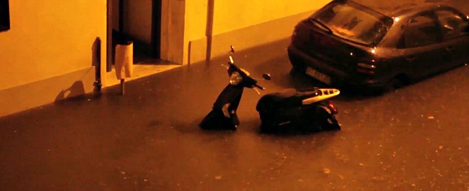 Copertina di Maltempo a Livorno, pioggia battente e strade come fiumi in piena: il video della notte