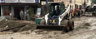 Copertina di Maltempo a Livorno, la città è devastata: ruspe al lavoro per liberare le strade dal fango