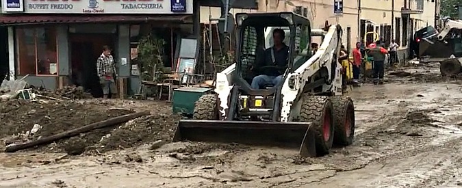 Copertina di Maltempo a Livorno, la città è devastata: ruspe al lavoro per liberare le strade dal fango