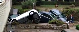 Copertina di Maltempo a Livorno, auto e furgoni spazzati via da acqua e fango