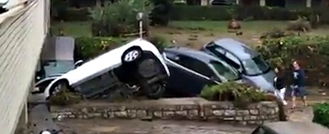 Copertina di Maltempo a Livorno, auto e furgoni spazzati via da acqua e fango