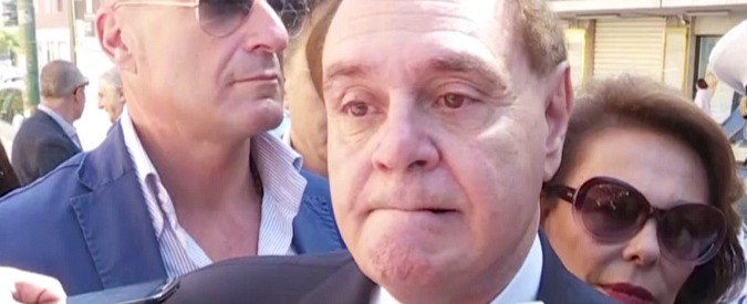 Copertina di Mastella, lacrime e rabbia alla conferenza stampa. Duro con Wikipedia e M5s, e pretende scuse dagli USA