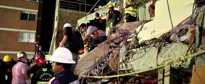 Copertina di Terremoto Messico, crolla una scuola elementare: soccorritori scavano senza sosta tra le macerie