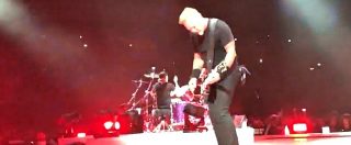 Copertina di Attenzione alla botola! Il cantante dei Metallica non la vede e ci cade dentro: l’incidente durante lo show di Amsterdam