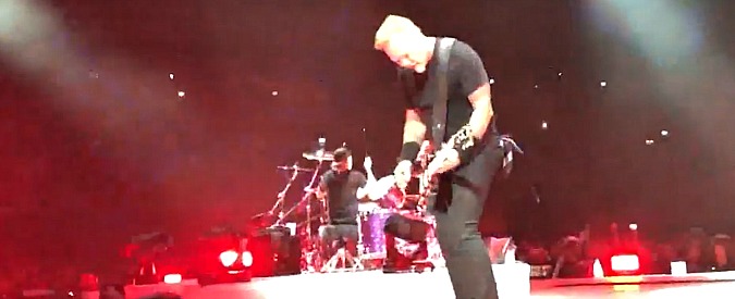 Copertina di Attenzione alla botola! Il cantante dei Metallica non la vede e ci cade dentro: l’incidente durante lo show di Amsterdam