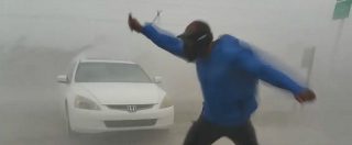 Copertina di Uragano Irma, il meteorologo prova a resistere ma viene trascinato via dalla furia del vento