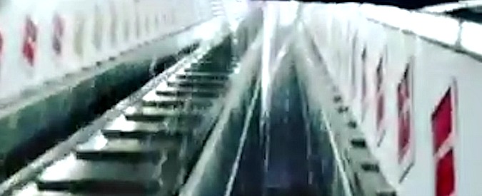 Copertina di Maltempo a Roma, piove dentro la Metro A. E Anagnina diventa come Venezia: passerelle per evitare l’acqua alta