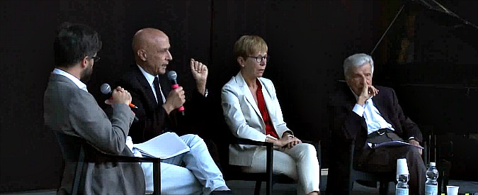 Copertina di Versiliana 2017, “Migranti a casa di chi?”. Rivedi l’incontro con Minniti, Gabanelli, Colombo e Feltri