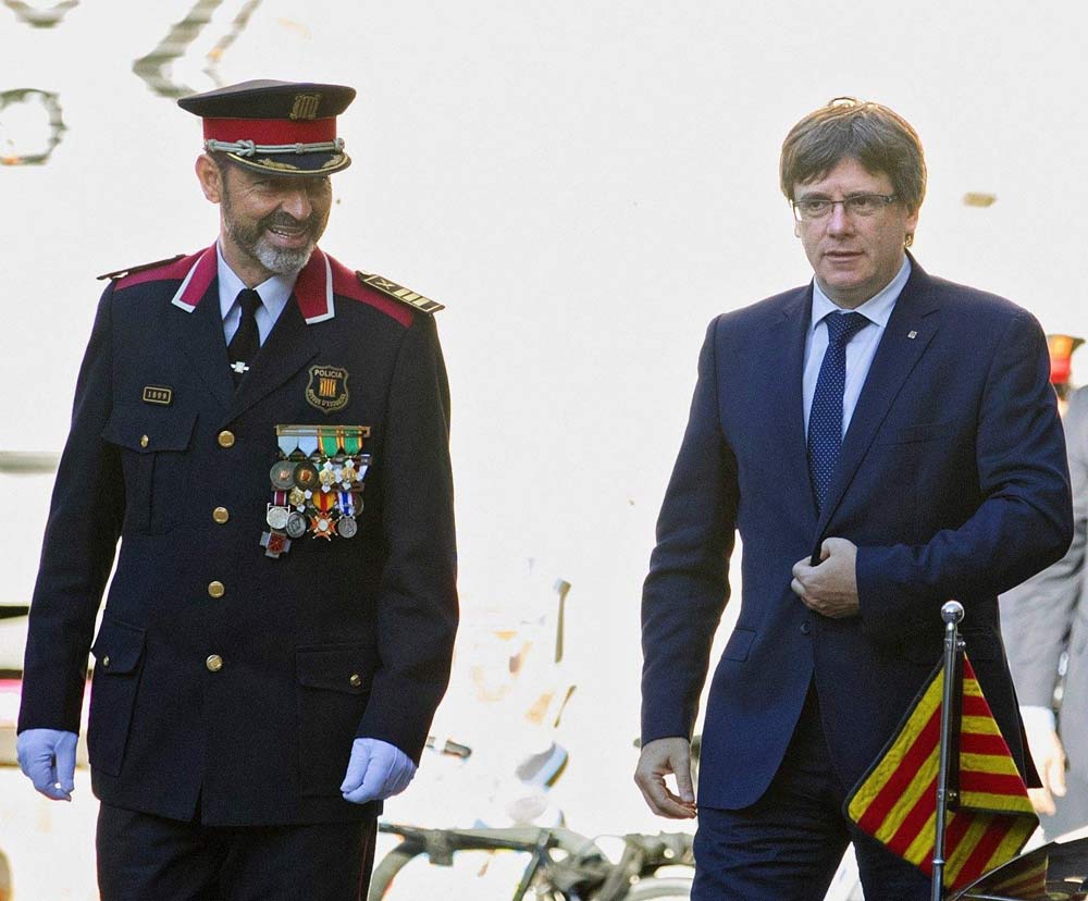 Sodalizio - Il capo dei Mossos Trapero e il governatore Puigdemont - LaPresse Il diktat di Madrid alla polizia catalana: fermate il referendum
