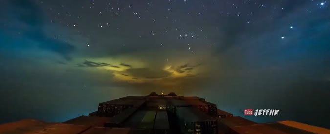 Copertina di Dal Mar Rosso a Hong Kong, il viaggio del fotografo sulla nave cargo. Godetevi lo spettacolo mozzafiato di questo timelapse