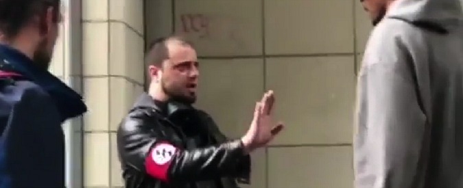 Copertina di Girare per la città con una svastica al braccio? Pessima idea. Ecco cosa è capitato al suprematista di Seattle