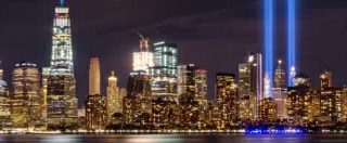 Copertina di 11 settembre, sedici anni fa l’attacco alle torri gemelle: New York accende le luci del ricordo