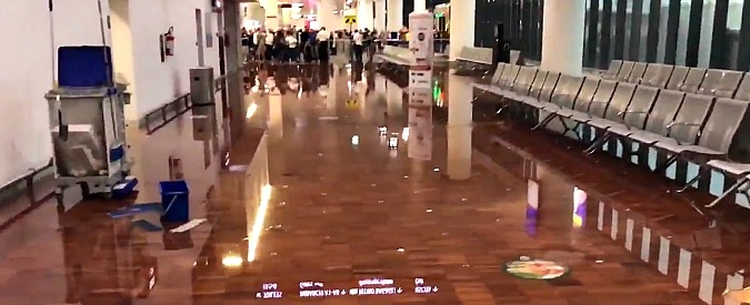 Copertina di Maltempo, allagata la zona arrivi dell’aeroporto di Orio al Serio: valigie e passeggeri in acqua