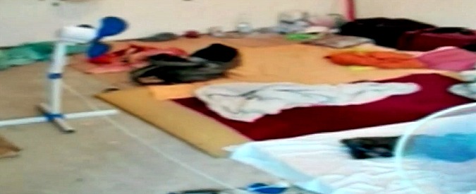 Copertina di Cosenza, migranti pagavano 100 euro al mese per vivere tra i rifiuti e in condizioni disumane. Sequestrata palazzina