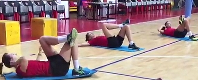 Copertina di Loro si allenano, lui dorme. Ecco perché il nuovo “compagno di squadra” delle pallavoliste ha conquistato tutti