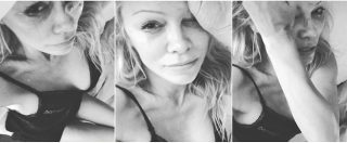 Copertina di Pamela Anderson in lacrime e lingerie: ultimo saluto al ‘Palyboy’ Hefner: “Sono ciò che sono grazie a te…”