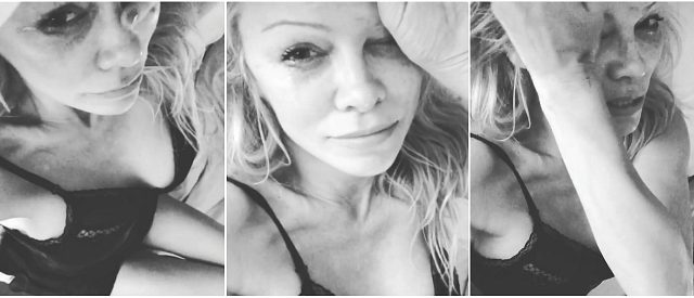 Pamela Anderson in lacrime e lingerie: ultimo saluto al ‘Palyboy’ Hefner: “Sono ciò che sono grazie a te…”