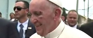 Copertina di Francesco, che botta! La papamobile inchioda tra la folla e Bergoglio si ferisce allo zigomo