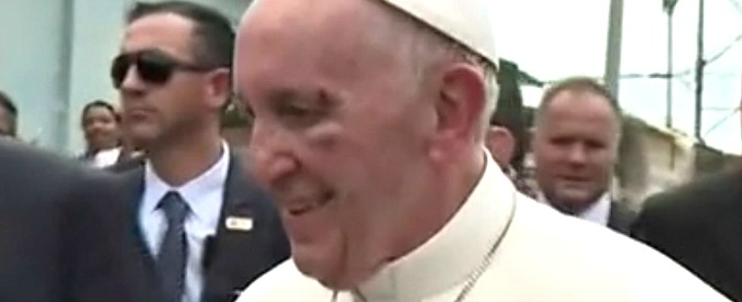 Copertina di Francesco, che botta! La papamobile inchioda tra la folla e Bergoglio si ferisce allo zigomo