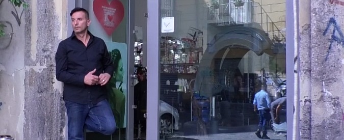 Copertina di Napoli, parla il parrucchiere antiracket costretto a chiudere: “Mi vogliono distruggere isolandomi”