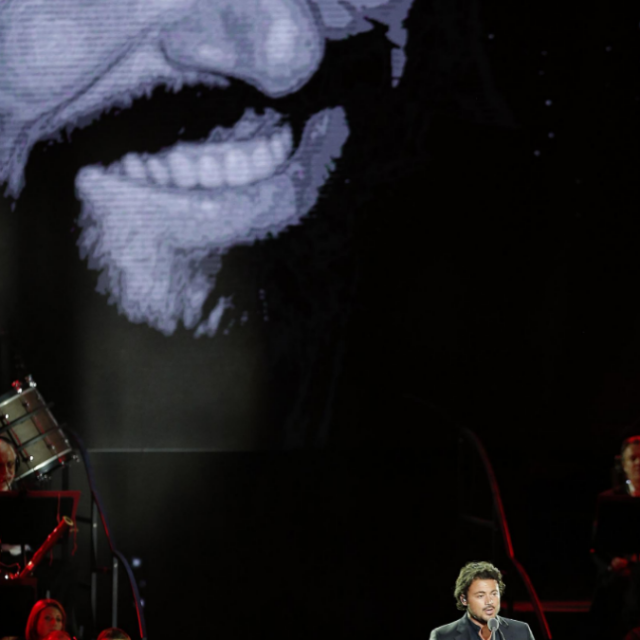 Pavarotti, Un’emozione senza fine: lo show di RaiUno conquista il pubblico. Tra bellissimi duetti (virtuali), la gaffe di Ramazzotti e le critiche a Il Volo