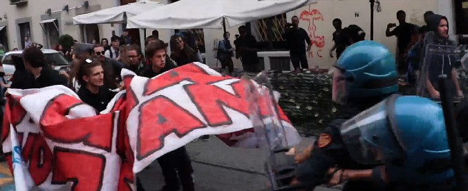 Copertina di G7 a Torino, mattinata di tensione all’università. La carica degli studenti per sfondare il cordone della polizia