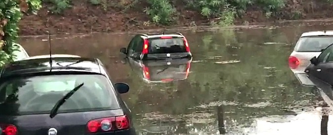 Copertina di Maltempo a Roma, automobili “ingoiate” dall’acqua sulla Pontina