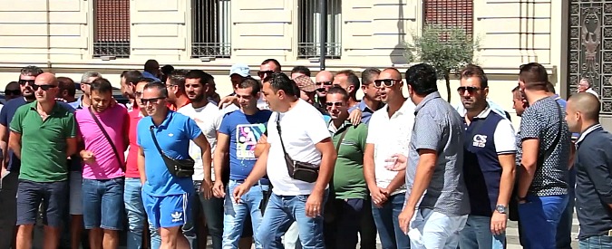 Copertina di Gioia Tauro, sit-in dei portuali: “Perché 377 esuberi? La politica ci ha fatto promesse, ma noi siamo ancora disoccupati”