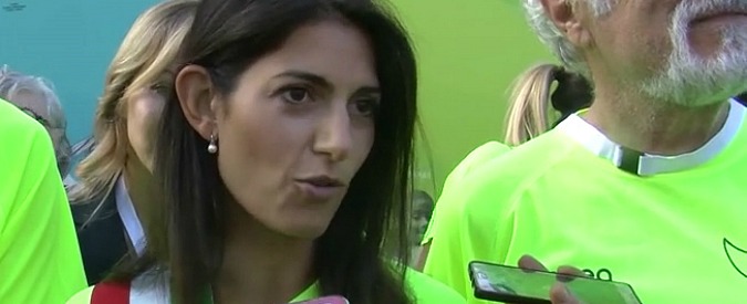 Copertina di Roma, qualche fischio per la Raggi alla partenza della maratona della Pace: “Ce la facciamo anche senza Olimpiadi”